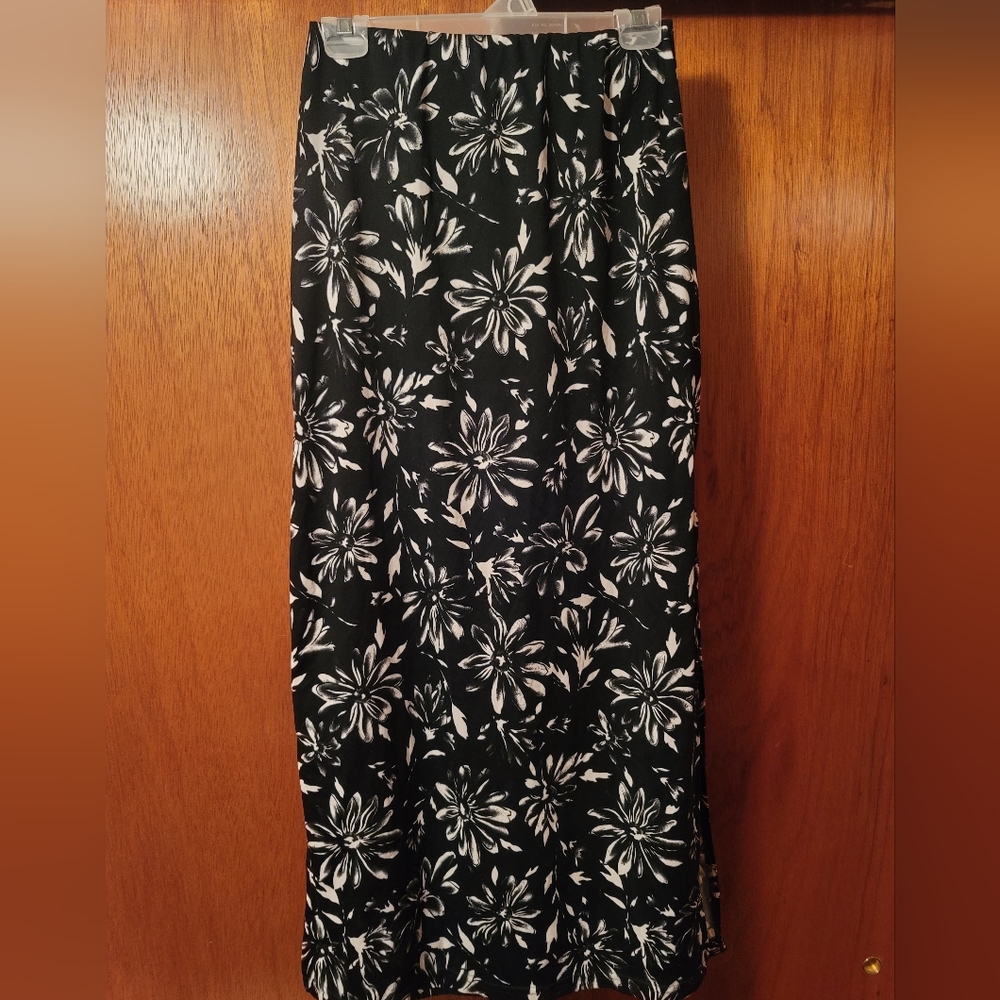 Lipstick black and white floral stretchy long skirt.